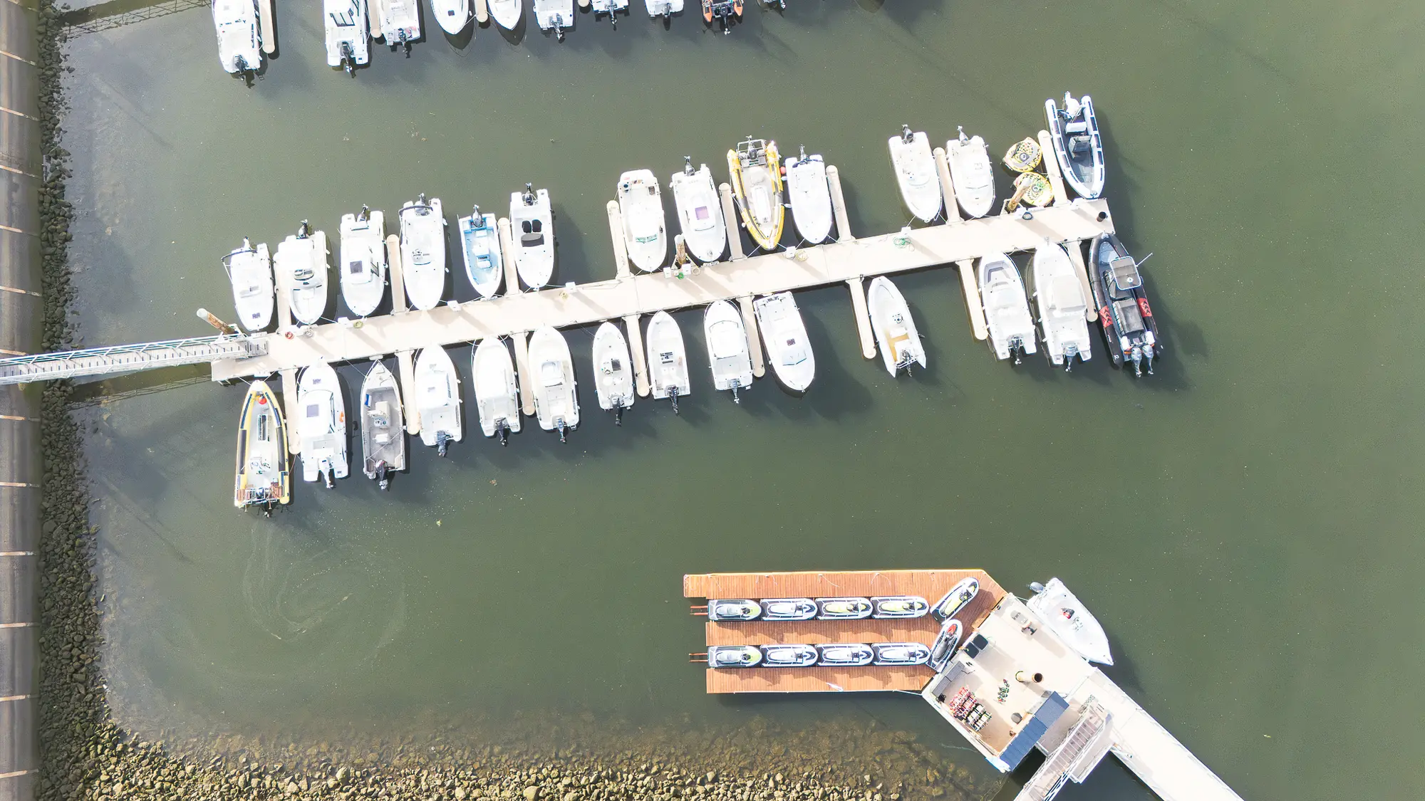 Vue aérienne du port de Capbreton et des jet-skis à quai