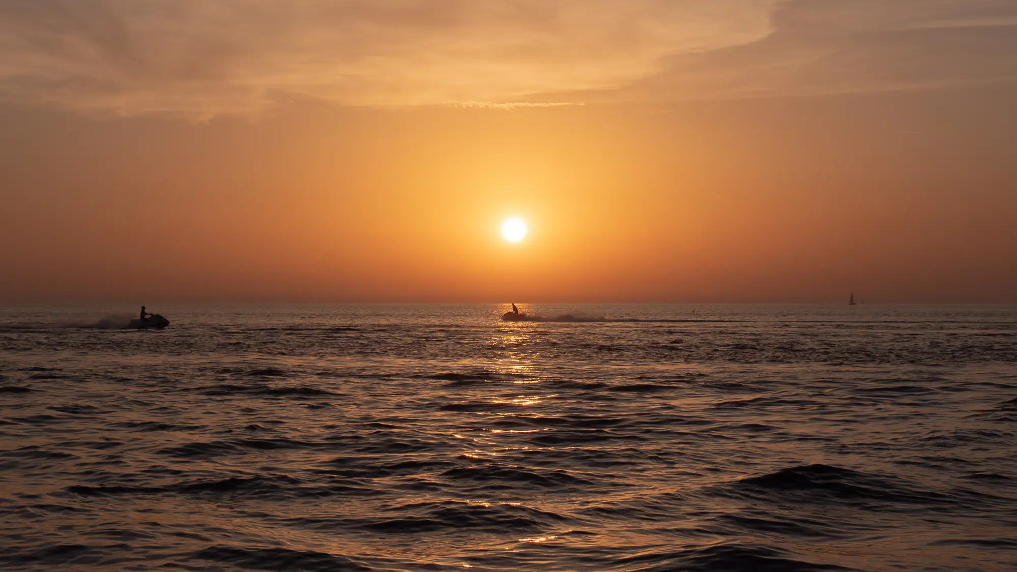 Jet-ski au coucher du soleil au large de Capbreton
